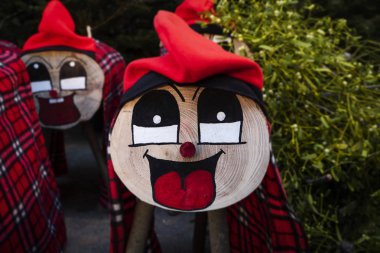 bazı el yapımı tio de nadal, catalonia, İspanya, bir tipik Noel karakter bir Noel pazarda satışa
