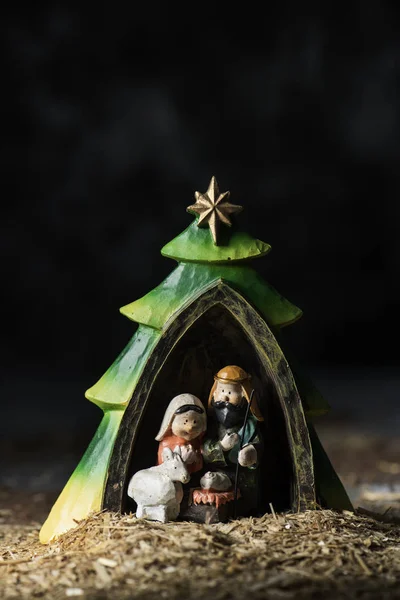 神聖な家族 子イエス キリスト 聖母マリア ヨセフ 暗い背景の上にいくつかの空白部分に素朴なキリスト降誕のシーンで — ストック写真
