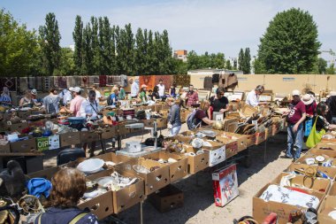 Berlin, Almanya - 27 Mayıs 2018: insanlar popüler Flohmarkt alışveriş Mauerpark bit pazarı, Berlin, Almanya, her Pazar ayarlanır kulüpler