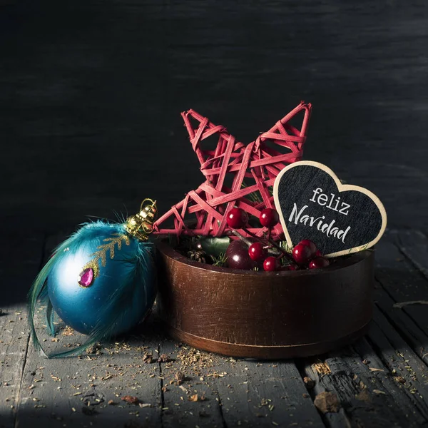 트레이 텍스트 Feliz Navidad 소박한 표면에 스페인어 크리스마스와 모양의 검은색 — 스톡 사진