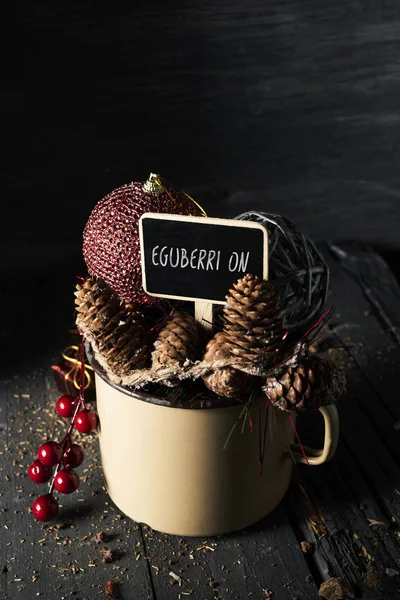 Algunos Adornos Navidad Acogedores Diferentes Una Olla Esmalte Marrón Rústico — Foto de Stock