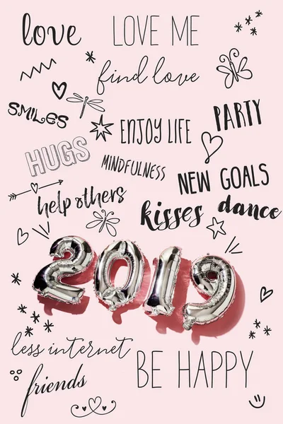 一些银色的数字形状的气球形成的数字 2019年 作为新的一年 和一些新的新年决议粉红色的背景 — 图库照片