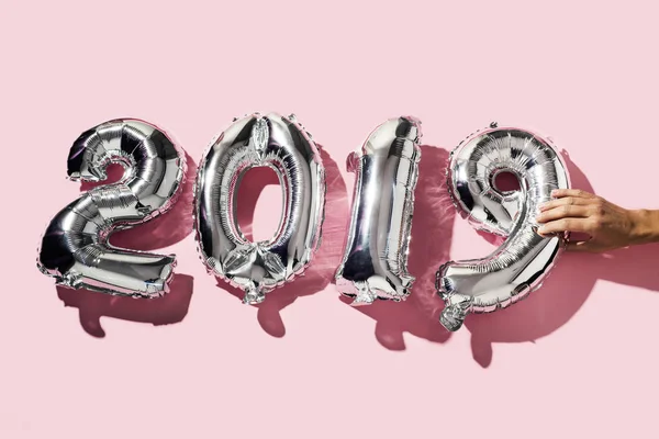 人形成数字 2019年 作为新的一年 一些银色的数字形状的气球 在粉红色的背景 — 图库照片