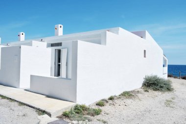 Mar, Costa Dorada, İspanya Akdeniz'de Amtella de yanında bir görünüm bazı tipik Akdeniz badanalı evler