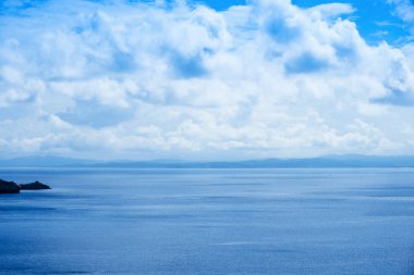 bir görünüm üzerinden Bonifacio, Corse, France, Bonifacio Boğazı, Akdeniz'in Fransızca Lavezzi Adaları ve İtalyan La Maddalena adalar içinde belgili tanımlık geçmiş vurgulama