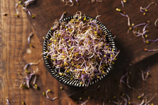 kale lahanası ahşap bir masa yerleştirilen bir çanak çömlek tabak içinde bir yığın yüksek açılı görünüş