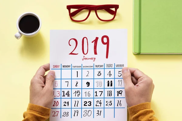 Vista Angolo Alto Uomo Caucasico Che Osserva Calendario Del 2019 — Foto Stock