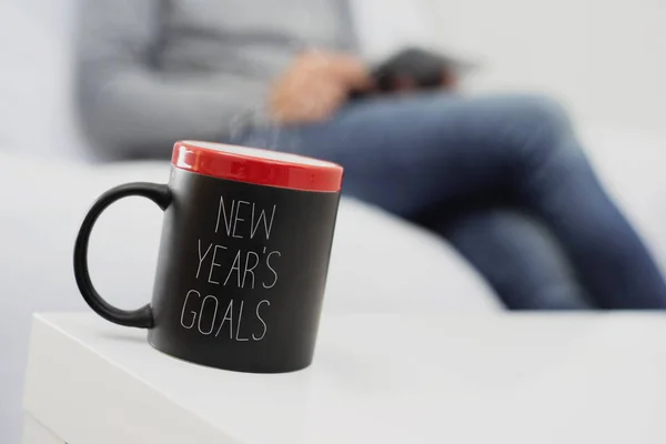 Close Uma Caneca Vermelha Preta Com Café Chá Com Texto — Fotografia de Stock