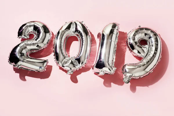 一些银色的数字形状的气球形成的数字 2019年 作为新的一年 在粉红色的背景 — 图库照片
