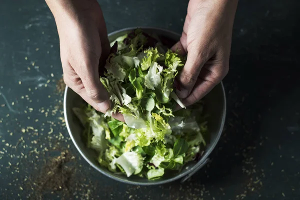 남자의 샐러드 믹스와 샐러드를 처럼로 Arugula 시골풍 접시에 — 스톡 사진