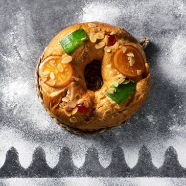 bir roscon de yüksek açı görünümünü reyes, gri bir rustik tabloda Epifani gün yenen İspanyol üç Kral kek