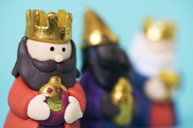 Üç bilge adam, melchior, caspar ve balthazar, mavi bir arka plan üzerinde