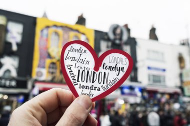 camden high street, Londra'nın popüler camden town bölgesinde farklı dillerde kelime Londra bir kalple tutan bir beyaz adam closeup İngiltere