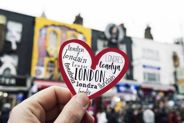 一个白种人拿着一颗心的一个词伦敦在不同的语言 在坎登大街 在流行的坎登镇区 在伦敦 英国特写镜头 — 图库照片