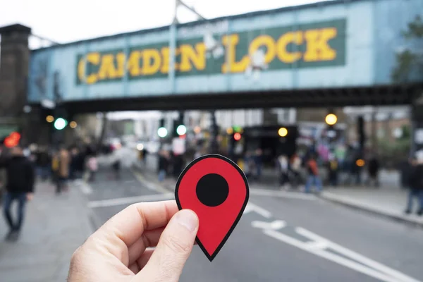 一个年轻的高加索男子的手特写镜头与红色标记在流行的卡姆登锁 在坎登大街 在伦敦 — 图库照片