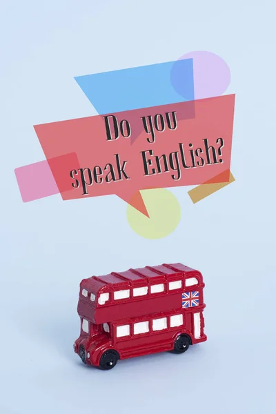 ロンドン イギリスの典型的な赤い二階建てバスと質問英語を話しますか 青色の背景に — ストック写真