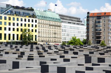 Berlin, Almanya - 26 Mayıs 2018: Anma törenine öldürüldü Avrupa Yahudilerinden bahsediyorum, olarak da bilinen Holocaust Memorial, Berlin, Almanya üzerinden bir görünüm