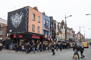 Londra, İngiltere - 30 Aralık 2018: Ziyaretçiler Camden yüksek St. Camden Market ve sokakları yakın yaklaşık 100.000 kişi her hafta sonu çeken kentin, dördüncü en popüler cazibe vardır