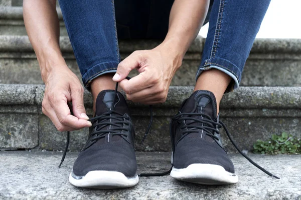 Primo Piano Giovane Caucasico Con Indosso Pantaloni Jeans Seduto Una — Foto Stock