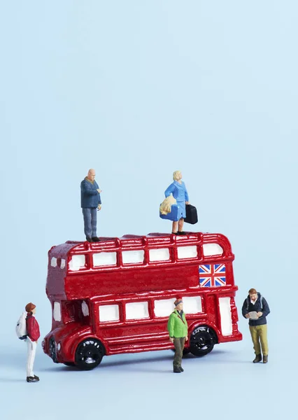 Niektórzy Ludzie Miniaturowe Góry Około Czerwony Piętrowy Autobus Typowe London — Zdjęcie stockowe