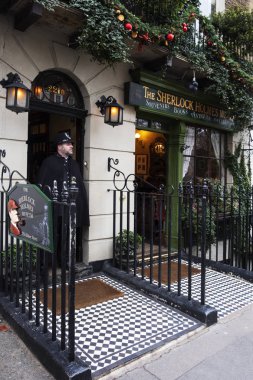 Londra, İngiltere - 29 Aralık 2018: Ünlü dedektif Sherlock Holmes müzesinde efsanevi 221b Baker Sokağı London, Büyük Britanya'nın girişinde polis adanmış
