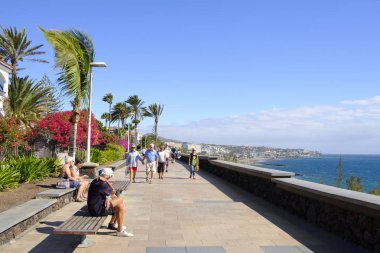 Maspalomas, İspanya - 23 Ocak 2019: Playa del Ingles, Maspalomas, Kanarya Adaları, İspanya, Avrupa insanlar için popüler kış plaj hedef promenade, tatil