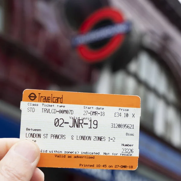 London Egyesült Királyság 2018 December Egy Ember Tart Egy Travelcard — Stock Fotó