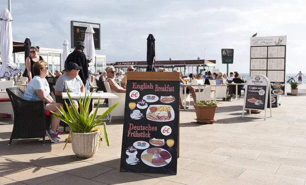 プラヤ イングレス マスパロマス カナリア諸島 スペイン ヨーロッパの人々 に人気な冬のビーチの先にレストラン テラスでマスパロマス スペイン 2019 — ストック写真