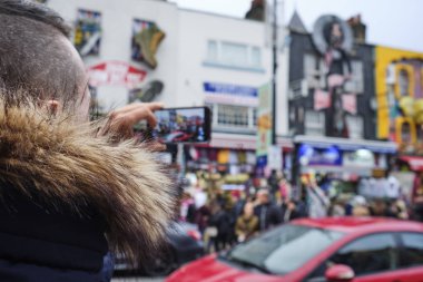 tatlı genç bir beyaz adam, Camden High Street, London, Büyük Britanya popüler Camden Town bölgesinde onun smartphone ile fotoğraf çekmek