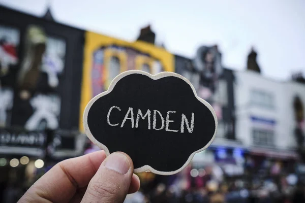 Primer Plano Mano Joven Caucásico Sosteniendo Letrero Negro Con Palabra —  Fotos de Stock