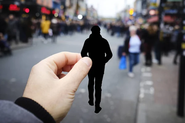 Close Mão Homem Caucasiano Segurando Recorte Papel Forma Jovem Caminhando — Fotografia de Stock