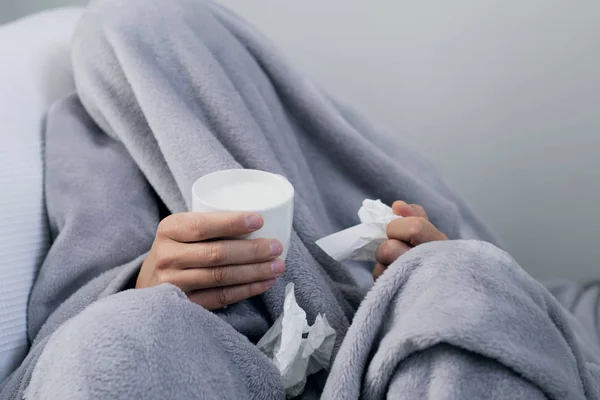 Nahaufnahme Eines Kranken Jungen Kaukasischen Mannes Hause Bedeckt Mit Einer — Stockfoto