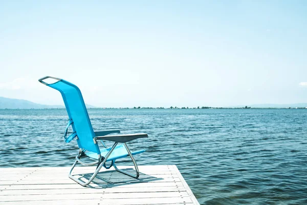 Une Chaise Longue Bleue Solitaire Bout Une Jetée Bois Altérée — Photo