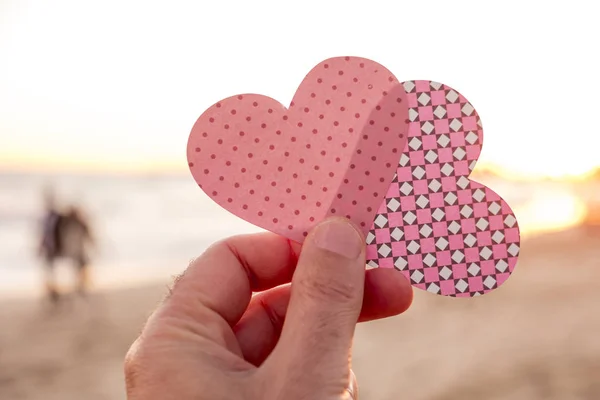 Primer Plano Mano Joven Caucásico Sosteniendo Algunos Corazones Cortados Colorido — Foto de Stock