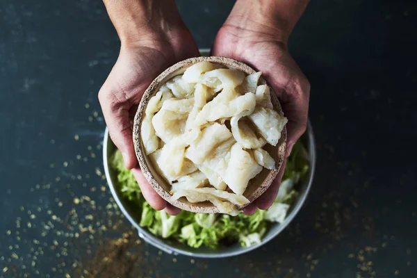 Vista Ángulo Alto Joven Caucásico Punto Preparar Xato Una Ensalada — Foto de Stock