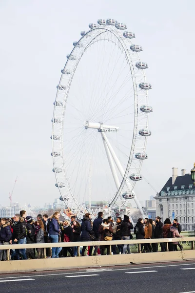 英国伦敦 游客在威斯敏斯特桥醒来 背景是伦敦 英国的伦敦眼摩天轮 这是伦敦的一个重要景点 — 图库照片