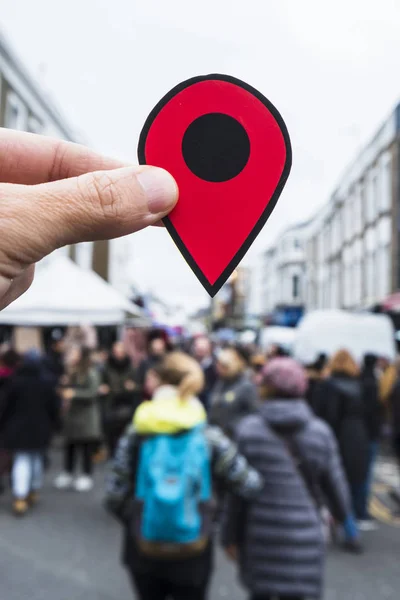 在英国伦敦波托贝洛路热门的街头市场上 一名年轻的高加索男子手持红色标记的特写镜头 — 图库照片