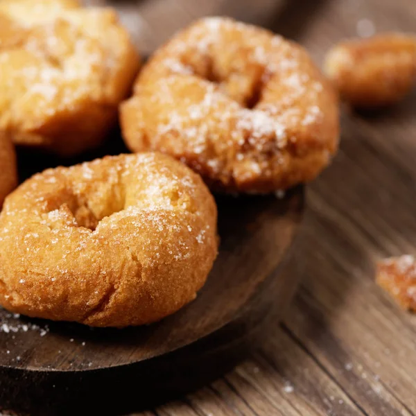 Rosquillas 일반적으로 소박한 테이블에 부활절에 스페인 도넛의 더미의 — 스톡 사진