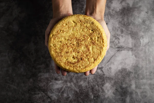 Vue Grand Angle Homme Caucasien Avec Une Tortilla Patatas Typique — Photo