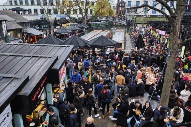 London, İngiltere - 30 Aralık 2018: Camden Lock, ziyaretçi. Camden Lock, Camden Market ve sokakları yakın şehir, dördüncü en popüler cazibe 100.000 kişi her hafta sonu çeken vardır