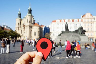 Aziz Nikolaos Kilisesi ve Jan Hus anıt arka planda ile eski şehir Meydanı Prag, Çek Cumhuriyeti, işaret elinde kırmızı bir marker ile genç bir beyaz adam closeup