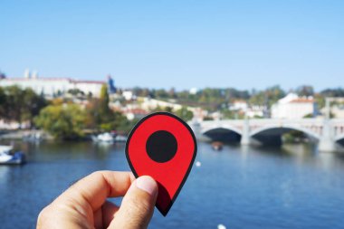 Manes Köprüsü ve Prag Kalesi'ne içinde belgili tanımlık geçmiş ile Vltava Nehri Prag, Çek Cumhuriyeti, işaret eden kırmızı bir marker ile beyaz bir adamın elini closeup
