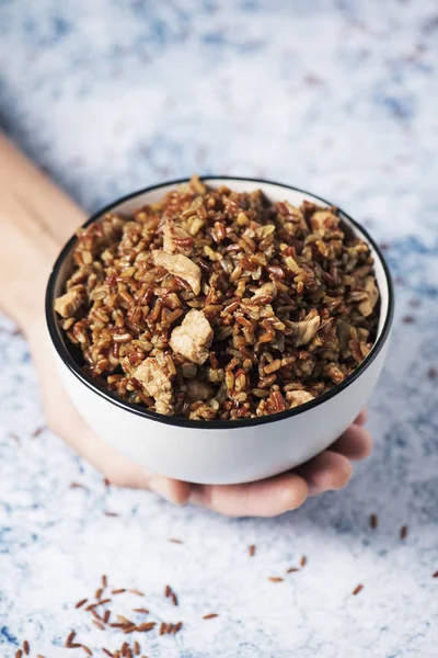 Mann und Schüssel gebratenen roten Reis mit Hühnerfleisch — Stockfoto