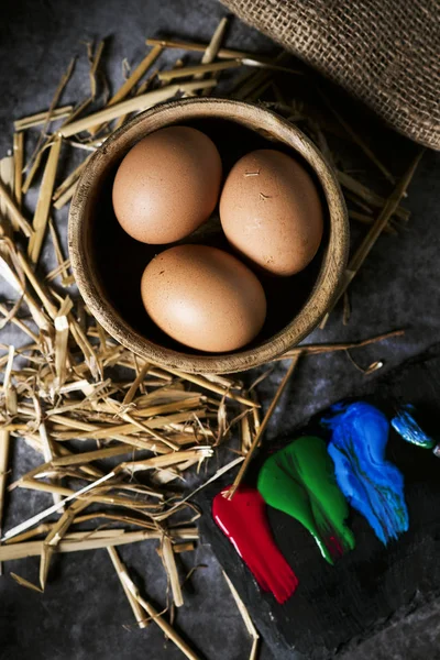 Painting chicken eggs for easter — Stock Photo, Image