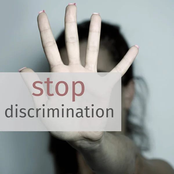 Текст припинити дискримінацію і жінка з проханням зупинити — стокове фото