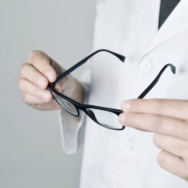 gözlükçü adam eyeglasse bir çift kontrol