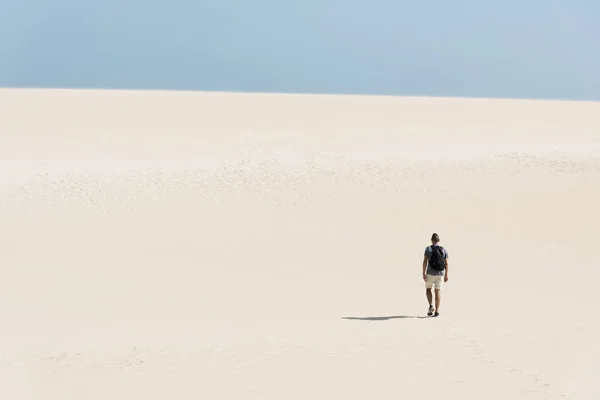 Jovem mochileiro homem andando pelo deserto — Fotografia de Stock