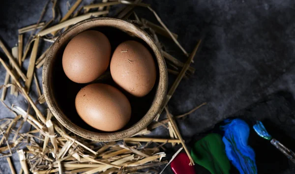 Фарбування курячих яєць на Великдень — стокове фото
