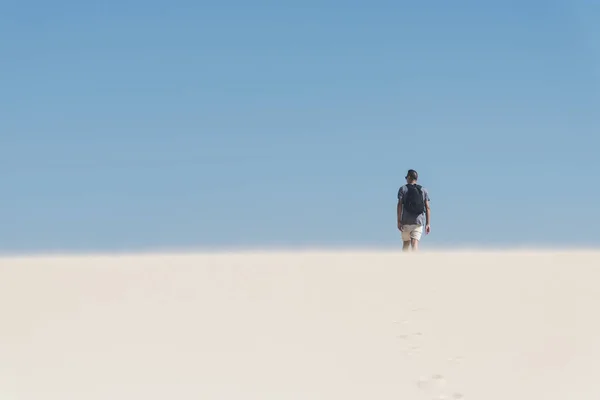 Jovem mochileiro homem andando pelo deserto — Fotografia de Stock