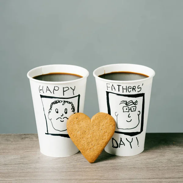 Filiżanki kawy i tekst ojców szczęśliwy dzień — Zdjęcie stockowe